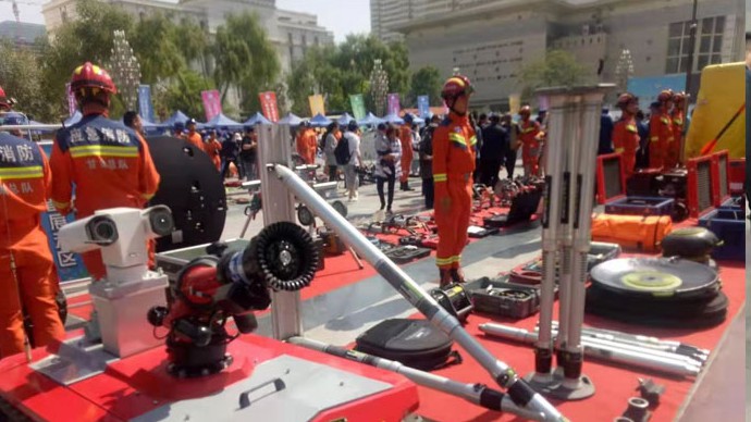 我公司技術(shù)人員在蘭州市消防特勤大隊(duì)為消防官兵現(xiàn)場(chǎng)顯示、培訓(xùn)我公司所供設(shè)備